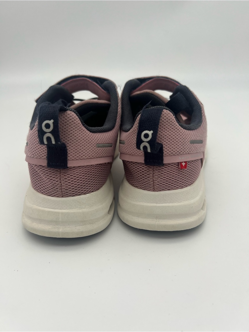 On Running Kids size 1 cloud play Pink Athletic Shoes no tie girls sneakers - Picture 3 of 10